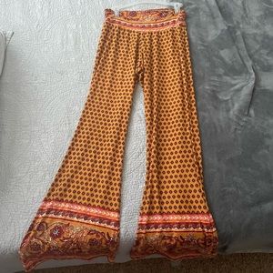 Comfy asf orange/yellow tones Earthbound pants. Fabulous condition! Size: Medium